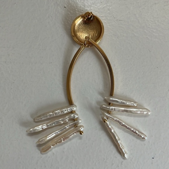 VTG 1980s brushed gold and pearl costume earrings - Picture 2 of 3